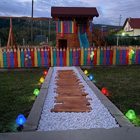 Hotel Casa De Vacanta Madalina Novaci-Străini Exteriér fotografie